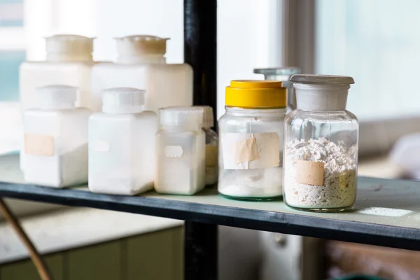 Laboratório antigo com um monte de garrafas — Fotografia de Stock