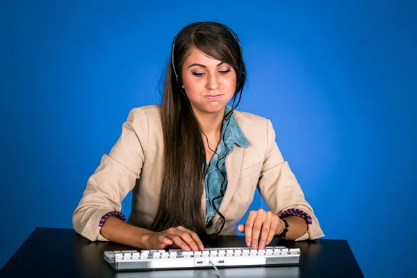 Jovem mulher no helpdesk — Fotografia de Stock