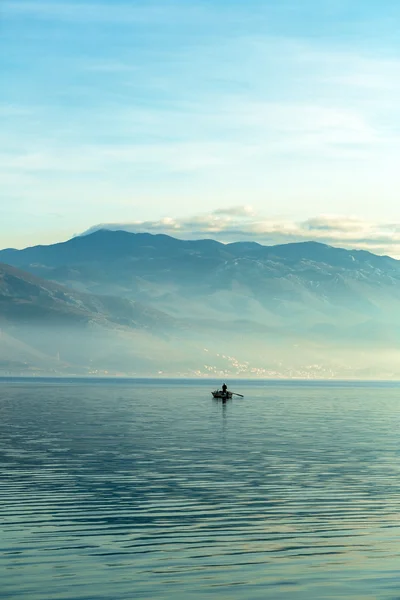 Пейзаж с лодками и море — стоковое фото