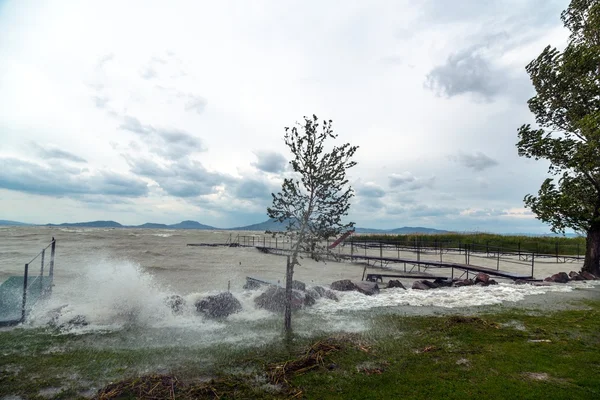 Tormenta sobre el lago —  Fotos de Stock