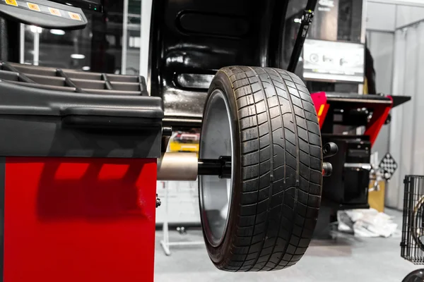 Wheel balancing close up — Stock Photo, Image