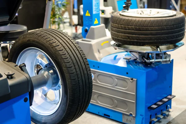 Wheel balancing close up — Stock Photo, Image