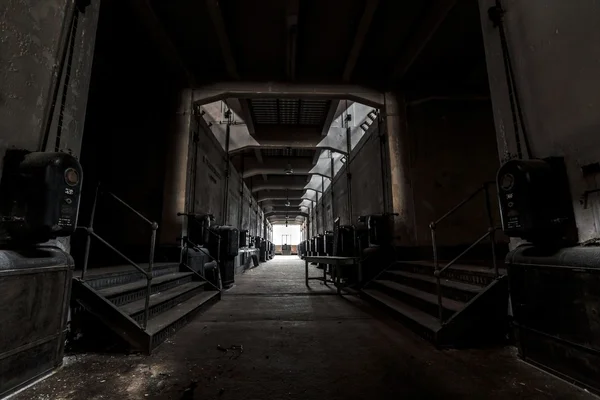 Intérieur industriel sombre — Photo