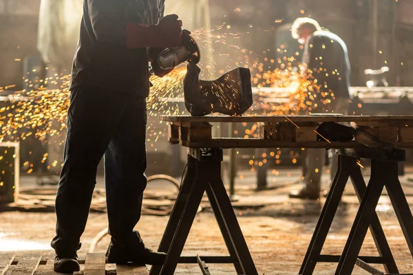 Industriarbetare på fabriken — Stockfoto