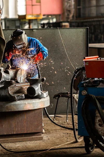 Industriële werknemer in de fabriek — Stockfoto