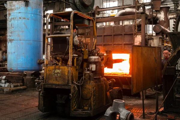 Hårt arbete i en fabrik — Stockfoto