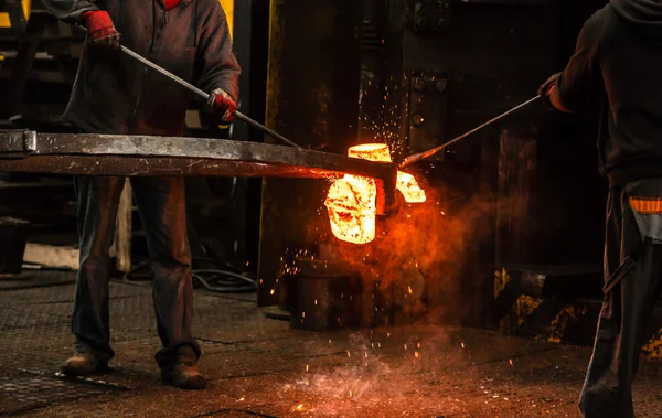 Hot steel ingot in the workspace — Stock Photo, Image