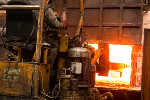 Harte Arbeit in einer Fabrik — Stockfoto