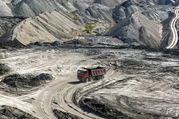 Paysage avec machine à mine — Photo