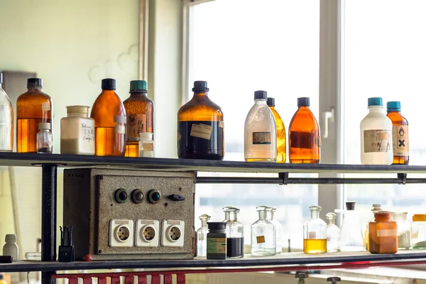 Стара лабораторія з великою кількістю пляшок — стокове фото