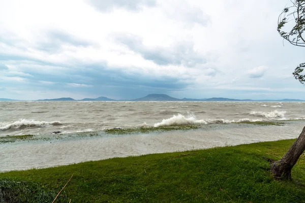 Storm op het meer — Stockfoto