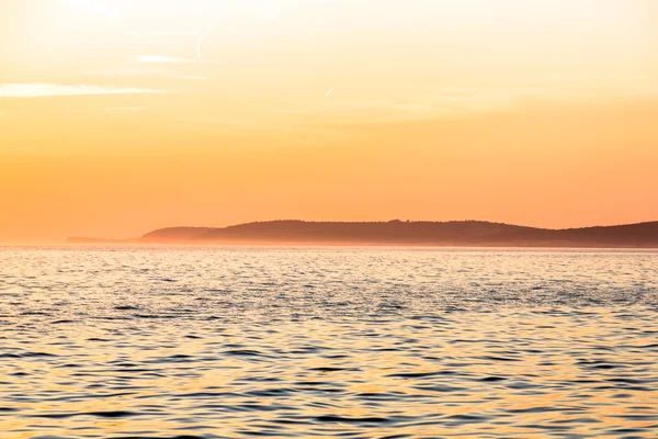 Deniz ve bulutlarla dolu güzel bir manzara — Stok fotoğraf