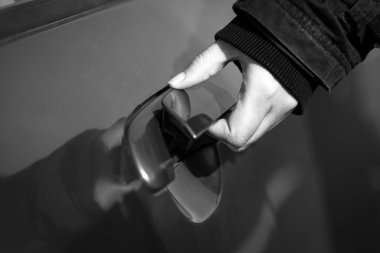 arabanın kapısını açarak bir adamın elini