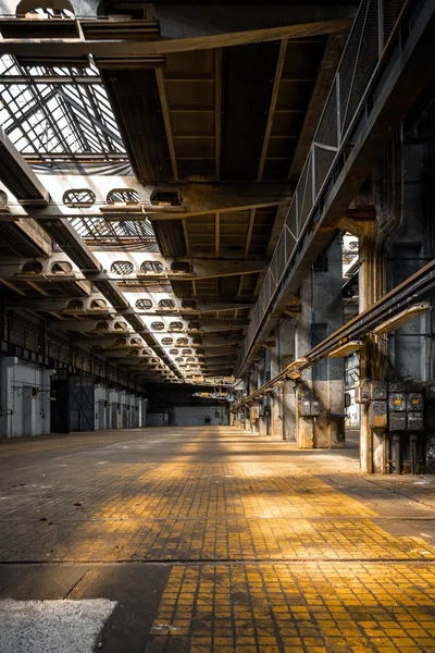 Dunkler Industrieinnenraum — Stockfoto