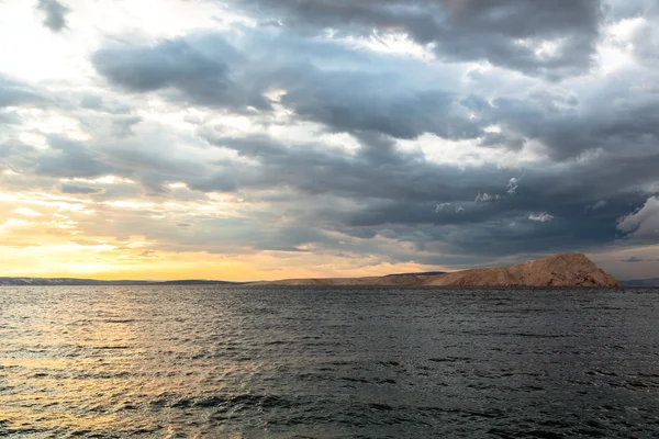 Prachtig landschap met zee en wolken — Stockfoto