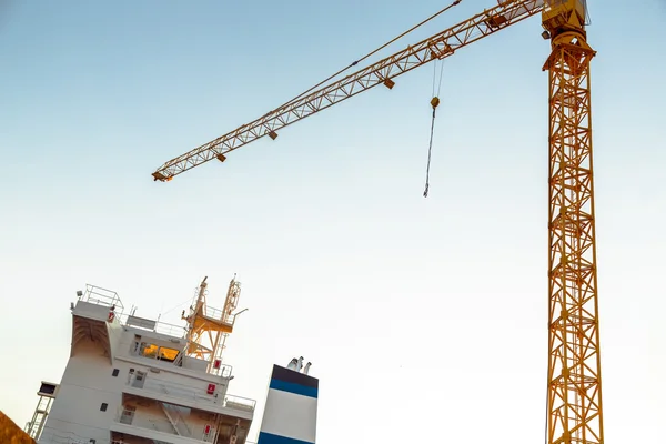 Grue industrielle contre ciel bleu — Photo