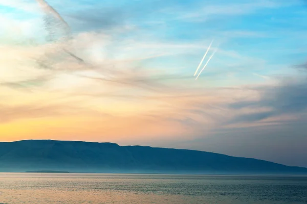 Deniz ve bulutlarla dolu güzel bir manzara — Stok fotoğraf