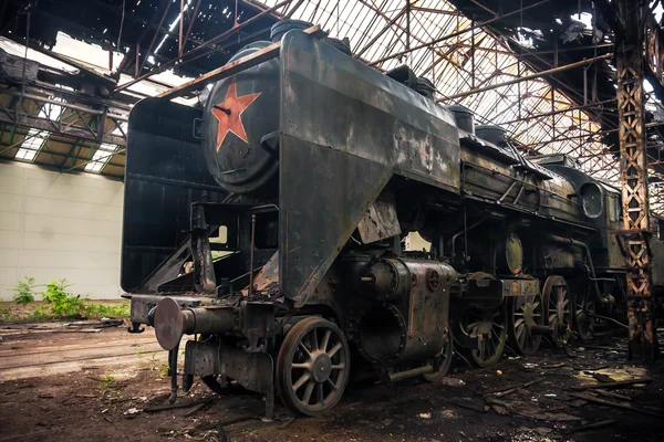 Ancien train à vapeur au dépôt Image En Vente