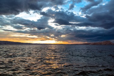 Deniz ve bulutlarla dolu güzel bir manzara