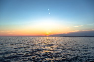 Deniz ve bulutlarla dolu güzel bir manzara
