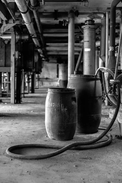 Intérieur industriel avec réservoirs chimiques — Photo