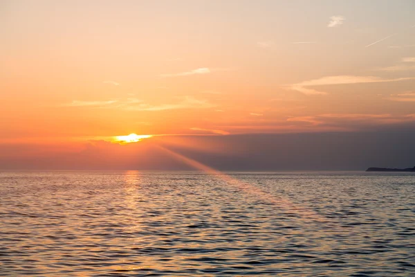 Deniz ve bulutlarla dolu güzel bir manzara — Stok fotoğraf