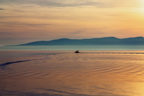 Пейзаж с лодками и море — стоковое фото