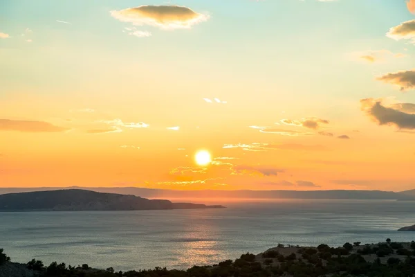 Deniz ve bulutlarla dolu güzel bir manzara — Stok fotoğraf