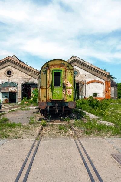 Verwoeste trein bij oude depot — Stockfoto