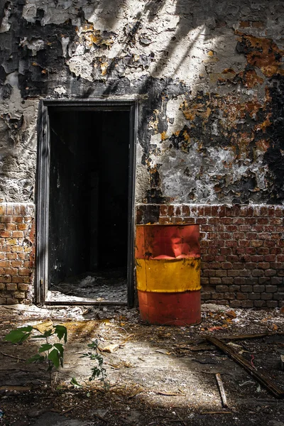 Tambores de aceite dañados en el interior industrial — Foto de Stock