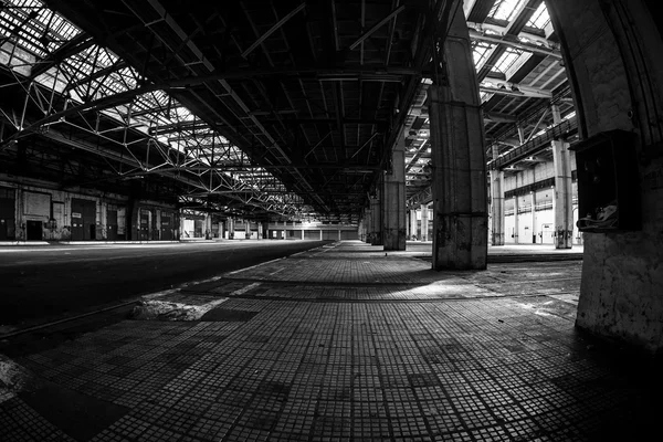 Interior industrial escuro — Fotografia de Stock