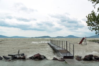 Göl üzerinde fırtına