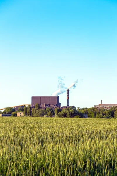 Rurale landschap met fabriek — Stockfoto