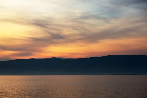 Deniz ve bulutlarla dolu güzel bir manzara — Stok fotoğraf