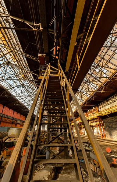 Ladder in industriële interieur — Stockfoto
