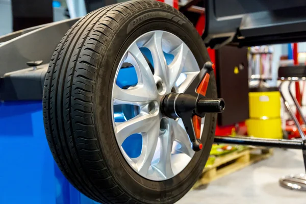 Wheel balancing close up — Stock Photo, Image