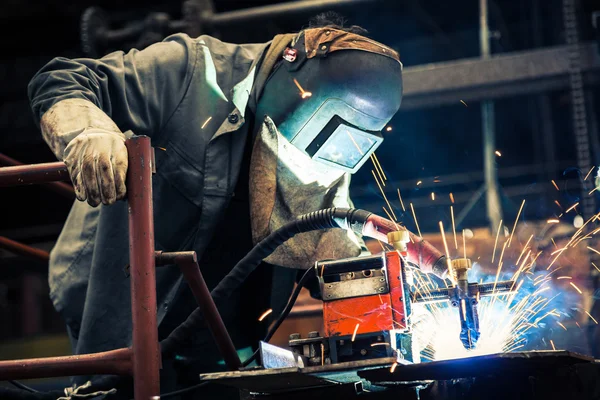 Trabalhador industrial na fábrica — Fotografia de Stock