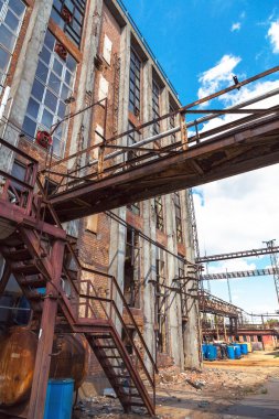 Mavi gökyüzü karşı eski fabrika