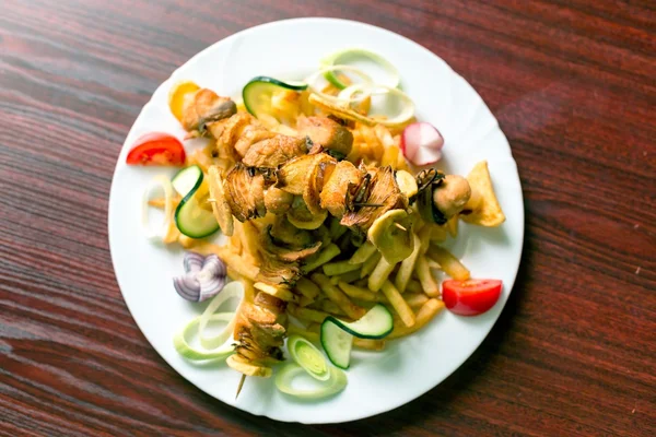 Heerlijk eten op wit bord — Stockfoto