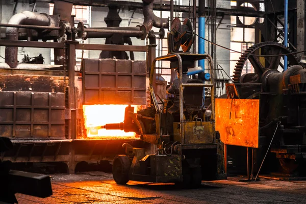 Hårt arbete i en fabrik — Stockfoto