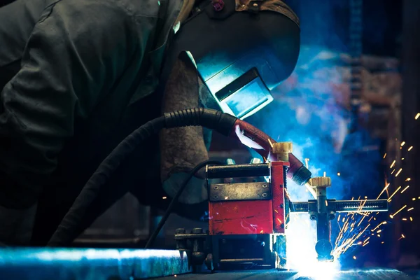 Industriële werknemer in de fabriek — Stockfoto