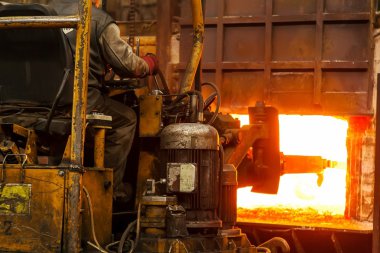 bir fabrikada çalışmak