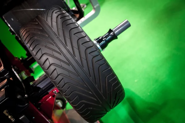 Wheel balancing close up — Stock Photo, Image