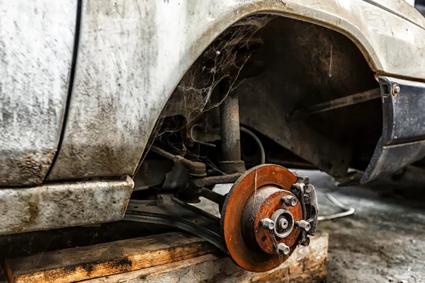 Car without tire — Stock Photo, Image