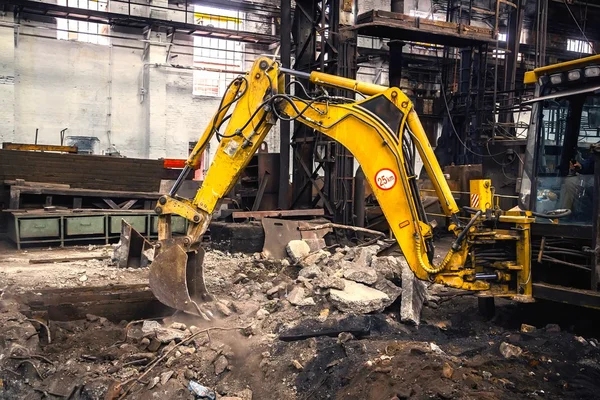 Intérieur industriel avec bulldozer intérieur — Photo