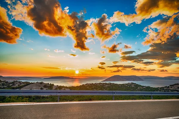 Deniz ve bulutlarla dolu güzel bir manzara — Stok fotoğraf