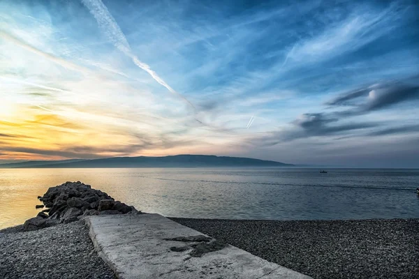 Deniz ve bulutlarla dolu güzel bir manzara — Stok fotoğraf