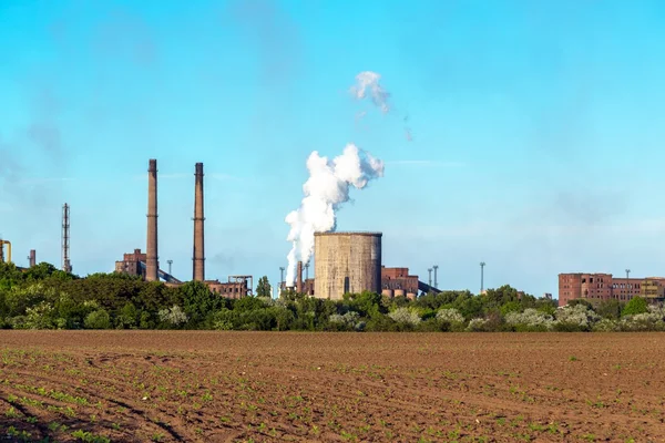 Rurale landschap met fabriek — Stockfoto