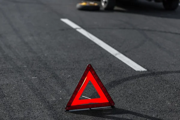 Rode driehoek van een auto — Stockfoto