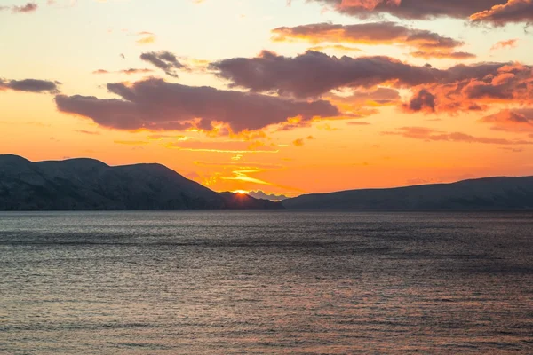 Deniz ve bulutlarla dolu güzel bir manzara — Stok fotoğraf